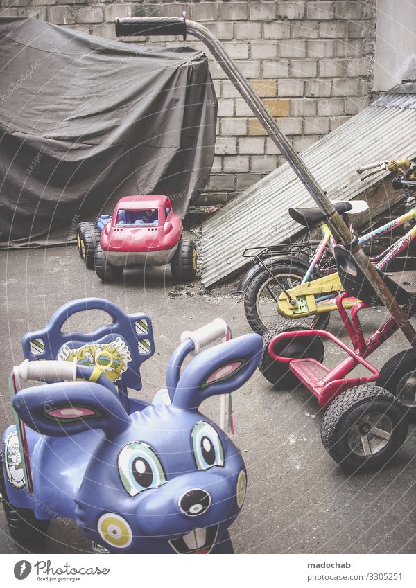 Fuhrpark Lifestyle Hinterhof Verkehr Verkehrsmittel Personenverkehr Fahrradfahren Dreirad Armut Kindheit sparsam träumen Traurigkeit Stadt Spielen Spielzeug
