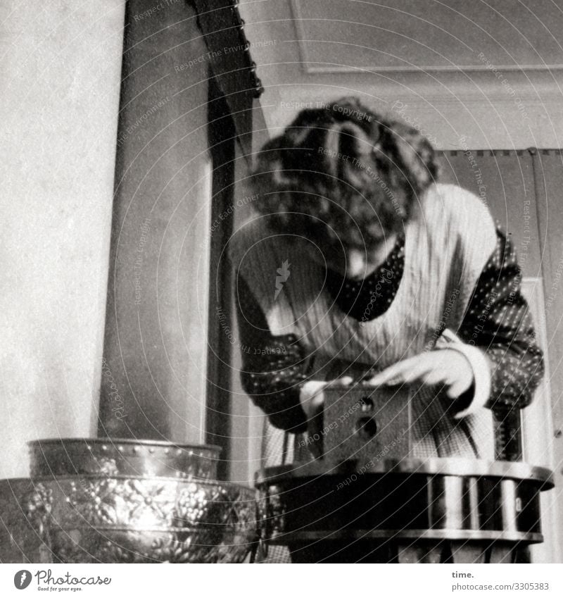 Großmutters Spiegelselfie historisch portrait nostalgie damals hingabe stimmung Kleid kamera fotoapparat tisch vase spiegelbild zimmer raum gebückt gebeugt