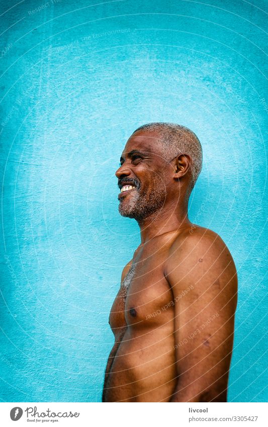 kubanischer mann in einer blauen straße IV, kuba Lifestyle Glück Leben Insel Mensch maskulin Mann Erwachsene Körper Haut Kopf Gesicht Auge Ohr Nase Mund Lippen