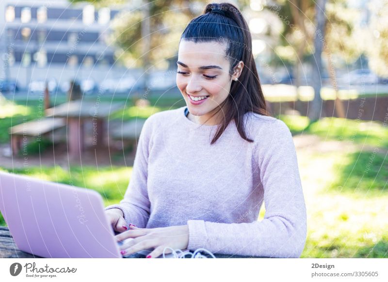 Junge schöne Frau sitzt im Freien und arbeitet am Computer Lifestyle Glück Studium Arbeit & Erwerbstätigkeit Business Notebook Technik & Technologie Mensch