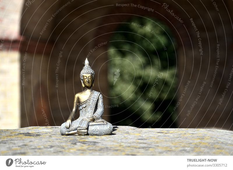 Buddha vor Mauerdurchblick Glück Wellness harmonisch Wohlgefühl Zufriedenheit Erholung ruhig Meditation Buddhismus Skulptur Subkultur sitzen ästhetisch elegant