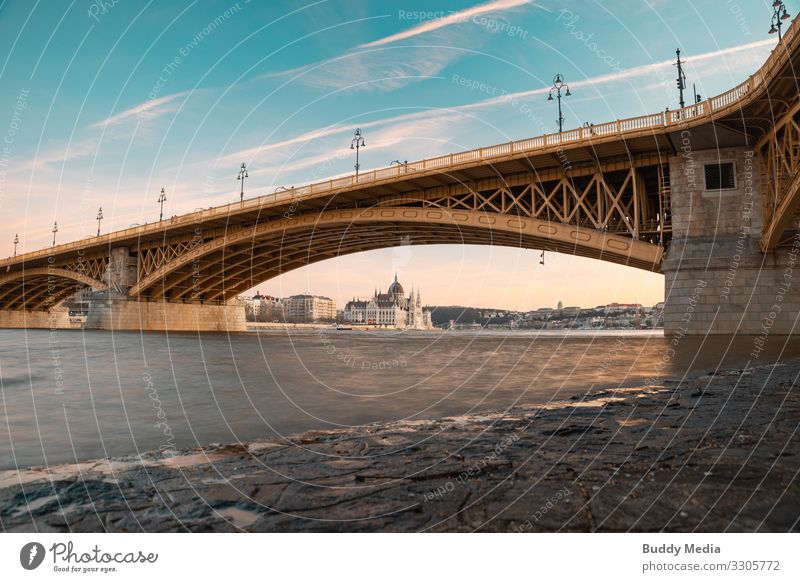 Blick von Margareteninsel auf Budapester Parlamentsgebäude Schönes Wetter Flussufer Strand Donau Ungarn Hauptstadt Stadtzentrum Stadtrand Skyline Brücke Bauwerk