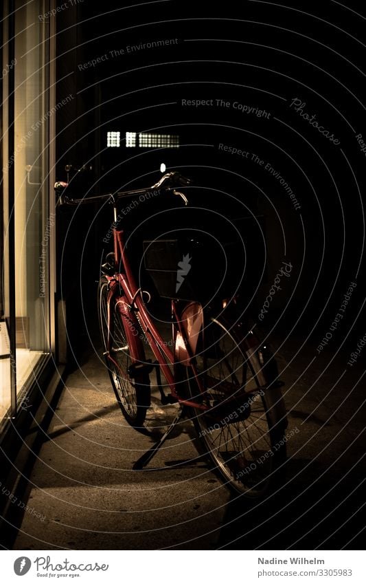 Red bicycle kaufen Fahrradfahren München Deutschland Europa Stadt Stadtzentrum Mauer Wand Schaufenster Seitengasse stehen warten dunkel hell gelb rot schwarz