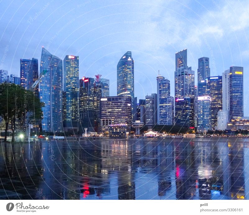 Singapore skyline Insel Haus Kultur Stadt Skyline Hochhaus Bauwerk Gebäude Architektur Fassade Wahrzeichen glänzend nass stadtstaat Asien Südostasien