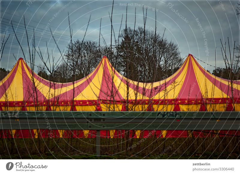 Zirkuszelt Kuppeldach Entertainment Show Wanderzirkus Zirkuswagen Zelt Zeltplane Farbe mehrfarbig gestreift Straße Leitplanke Himmel Himmel (Jenseits)