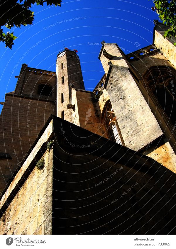 Die Türme zum Himmel... Kirchturm Mauer Fenster Südfrankreich Gotteshäuser Religion & Glaube blau Poilhes Sonne Schatten
