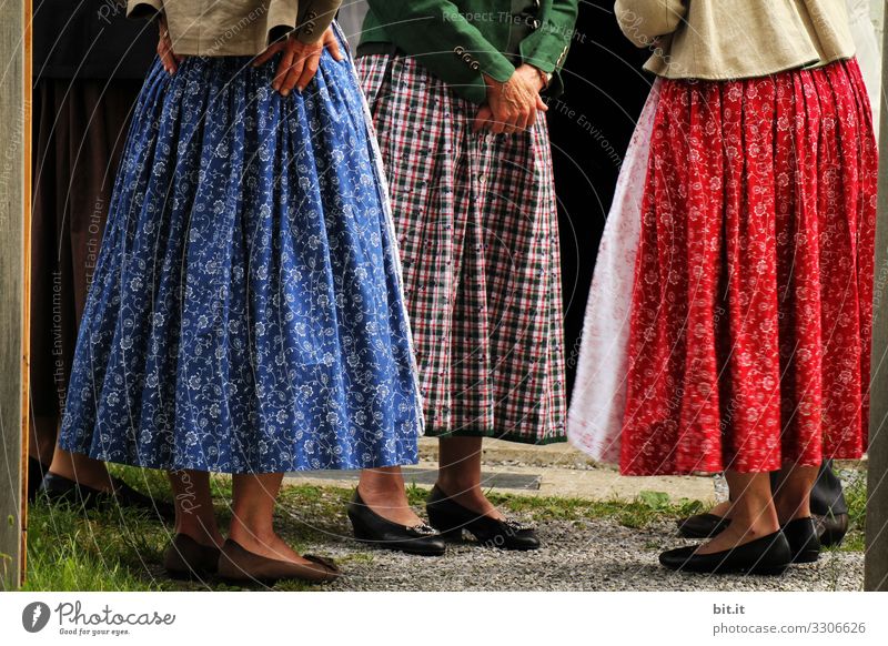 Drei Frauen im Dirndl mit Rock, Schürze, Muster, Karo und Blumen stehen zusammen in Bayern zur Gesprächsrunde. Gruppe von Damen in traditioneller Tracht, stehen gemeinsam zum Dorftratsch, Gespräch, Ratschen, Austausch, Frühschoppen versammelt im Kreis.
