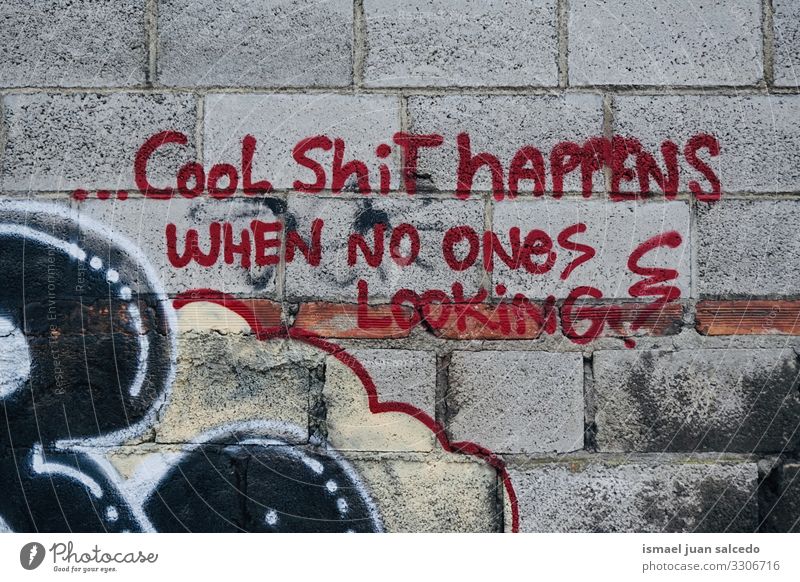 Graffiti-Buchstaben an der Wand auf der Straße in der Stadt Bilbao Spanien Briefe Farbe gemalt Kunst zeichnen Design Phrase Verlassen