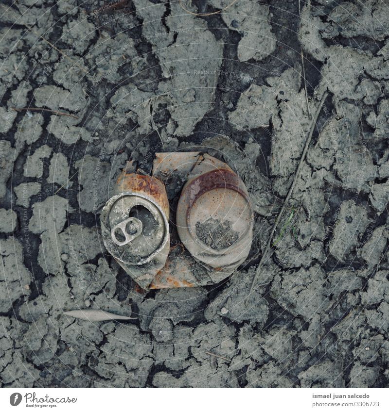 alte rostige Dose auf der trockenen Pfütze, globale Erwärmung gebrochen metallisch Objekt vereinzelt allein Verlassen Stillleben trocknen Müll Klimawandel Boden