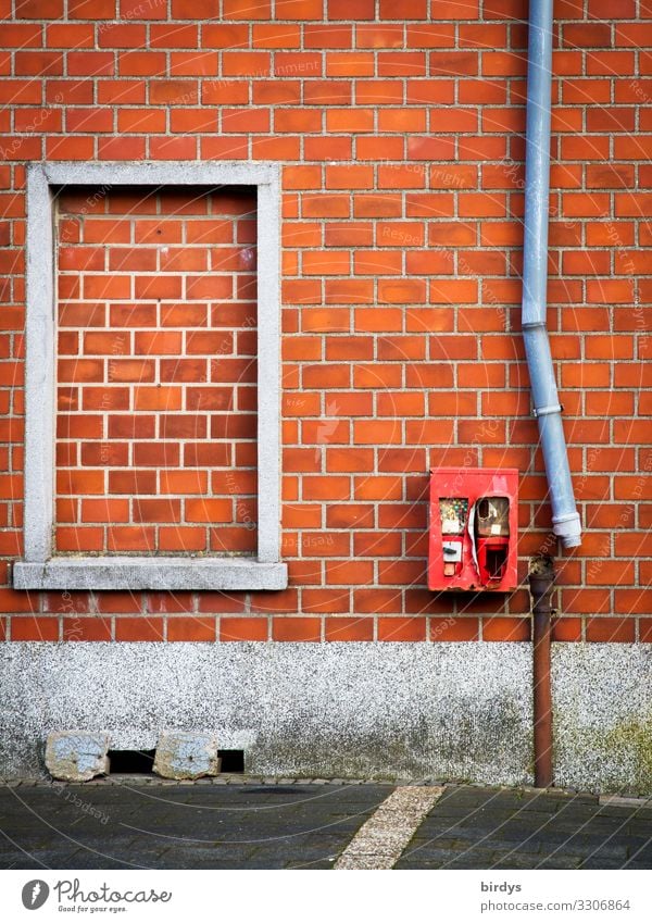Verfall, kaputtes Fallrohr neben einem alten Kaugummiautomaten Immerath Dorf Mauer Wand Fassade Fenster Dachrinne Backsteinfassade authentisch grau rot
