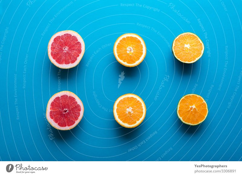 Frische Orangen und Grapefruit halbiert. Zitrusfrucht-Hälften Lebensmittel Frucht Frühstück Bioprodukte Vegetarische Ernährung Diät Gesunde Ernährung frisch