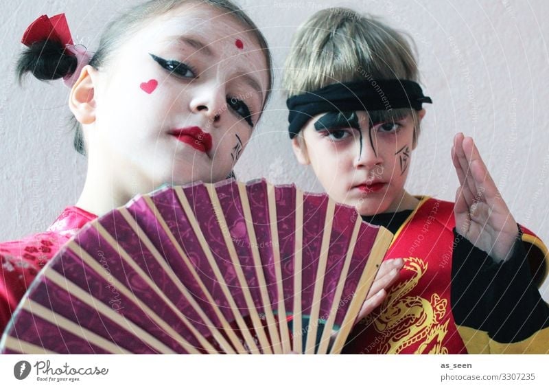 Geisha und Samurai Karneval Mädchen Junge Kindheit Leben Gesicht 2 Mensch 3-8 Jahre 8-13 Jahre Theaterschauspiel Jugendkultur Show Mode Bekleidung Fächer