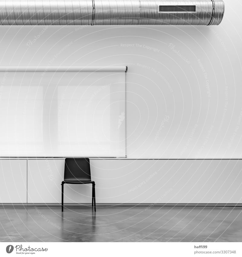 schwarzer Stuhl vor weißem Rollo und weißer Wand und  Abluftsystem Gebäude Mauer Fenster Lüftungsschacht Lüftungsklappe Lüftungsschlitz sitzen warten ästhetisch