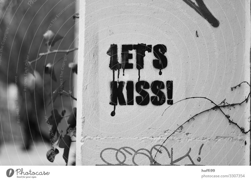 Graffito, Schriftzug, Ausdruck 'Let'S Kiss' auf weisser Betonwand Kunstwerk Dekoration & Verzierung Stein Zeichen Schriftzeichen Ornament Herz