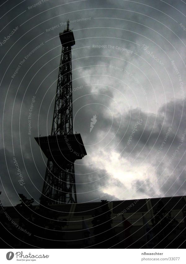 Funkturm Messe Berlin Rundfunksender weiß dunkel Wolken Architektur Turm Silhouette schwar Schwarzweißfoto hoch Kontrast verrückt