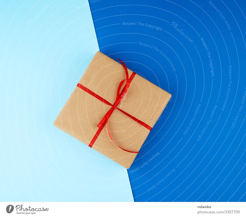 Die quadratische Schachtel ist in braunes Kraftpapier verpackt. Design Dekoration & Verzierung Feste & Feiern Valentinstag Muttertag Weihnachten & Advent