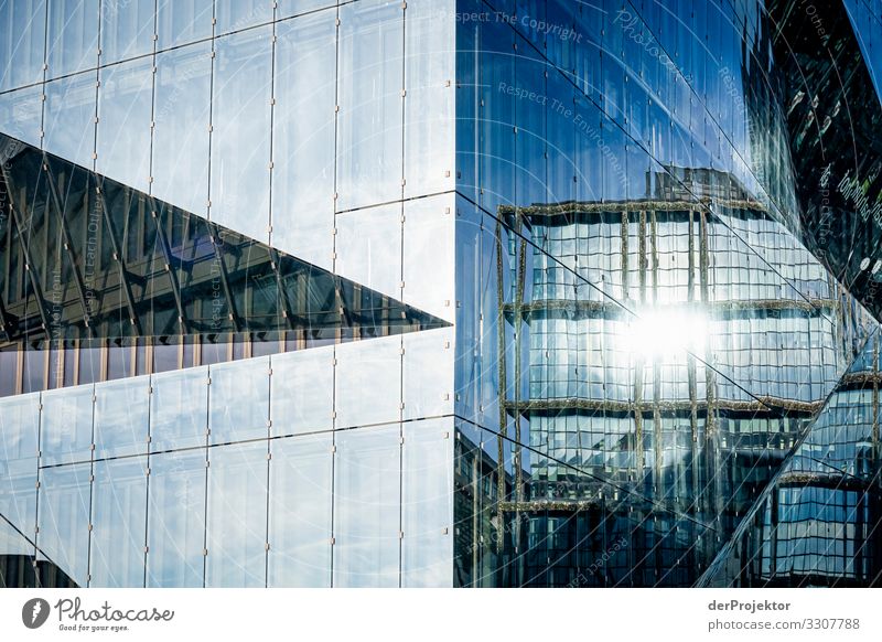 Ein Cube spiegelt sich selber Hochhaus Spiegelbild Zentralperspektive Textfreiraum links Textfreiraum oben Strukturen & Formen Textfreiraum rechts Außenaufnahme