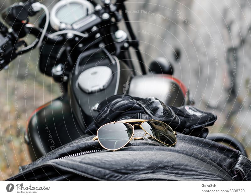 Sonnenbrille und Handschuhe am Motorrad-Treibstofftank Stil Verkehr Mode Bekleidung Leder Accessoire Glas Metall braun mehrfarbig grau schwarz Schutz Munition
