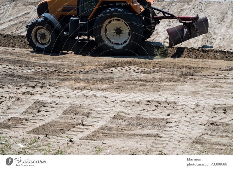 Traktor, der das Land vorbereitet. Industrie Natur Landschaft Sand Straße Fährte braun Reifen treten Bauernhof Hintergrund Boden Bahn Konsistenz Feld gepflügt