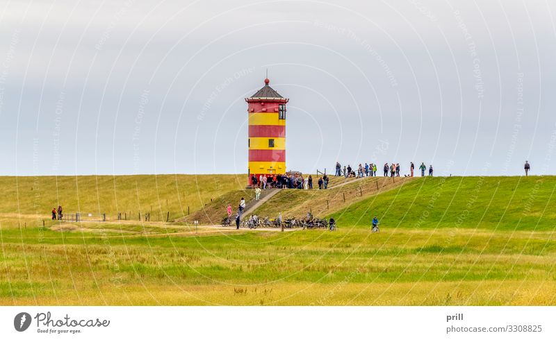 Pilsum Lighthouse Tourismus Gras Wiese Küste Turm Leuchtturm Wahrzeichen gelb rot pilsumer leuchtturm leuchtfeuer Deich Ostfriesland Landkreis Friesland