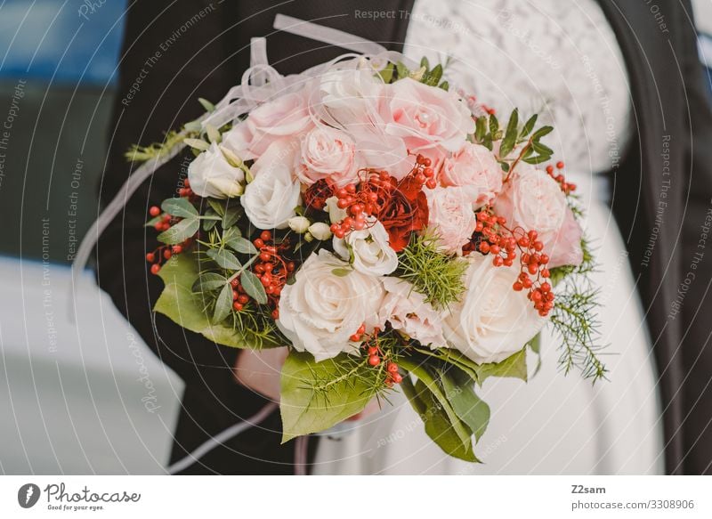 Brautstrauß elegant Stil Hochzeit feminin Junge Frau Jugendliche 30-45 Jahre Erwachsene Mode Kleid Brautkleid Blumenstrauß festhalten ästhetisch frisch Glück