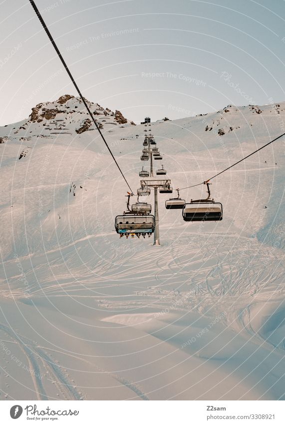 Gondeln Freizeit & Hobby Winter Schnee Winterurlaub Berge u. Gebirge Skifahren Snowboard Natur Landschaft Wolkenloser Himmel Sonne Schönes Wetter Alpen