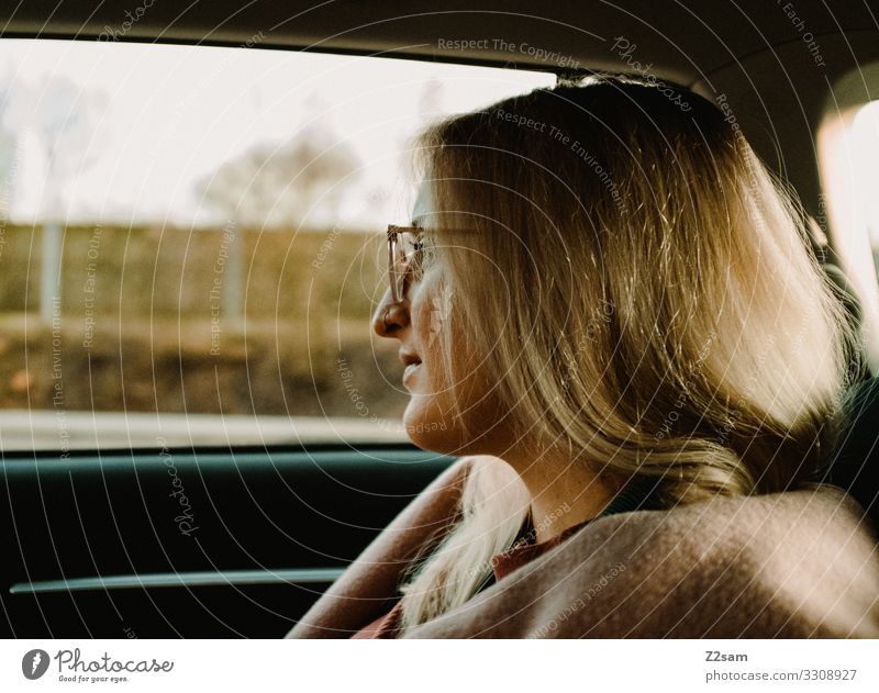 L. Lifestyle elegant Stil Junge Frau Jugendliche 30-45 Jahre Erwachsene Verkehrsmittel Autofahren Mantel Brille blond langhaarig beobachten Erholung Lächeln
