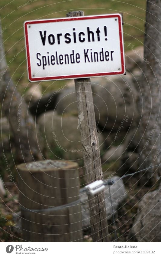 Schilder 1 Warnhinweise Schilder & Markierungen Hinweisschild Warnschild Außenaufnahme Menschenleer Farbfoto Sicherheit