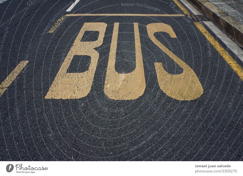 Bushaltestellenschild auf dem Asphalt in der Stadt Bilbao Spanien Ampel Verkehrsgebot signalisieren Straße Ermahnung Großstadt Verkehrsschild Zeichen Symbol Weg