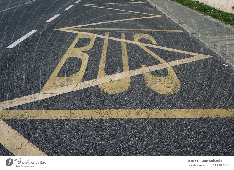 Bushaltestellenschild in der Stadt Bilbao Spanien, Ampel Verkehrsgebot signalisieren Straße Ermahnung Großstadt Verkehrsschild Zeichen Symbol Weg Vorsicht