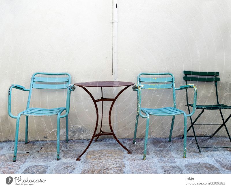 Kuba Kleinstadt Menschenleer Fassade Tisch Stuhl Gartentisch Gartenstuhl Klappstuhl authentisch alt einfach nebeneinander Wand Farbfoto Außenaufnahme