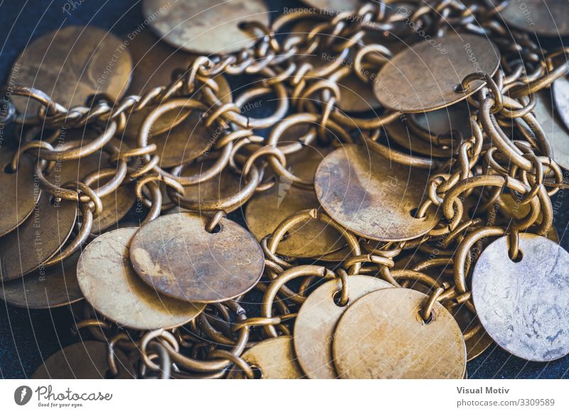 Nahaufnahme eines Armbandes im Boho-Stil mit goldenen kreisförmigen kleinen Scheiben Kunstwerk Metall Ornament ästhetisch authentisch trendy schön Originalität