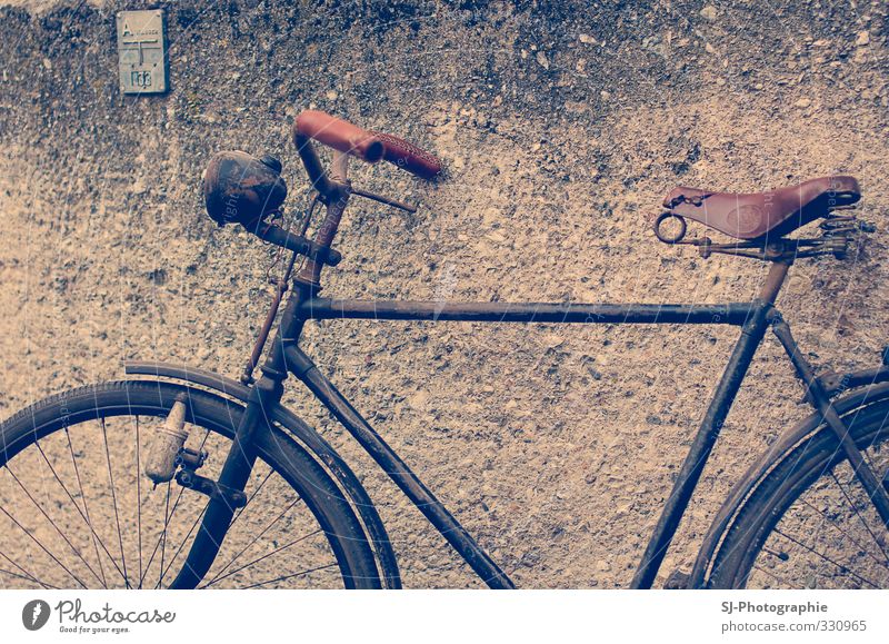 old bicycle Freizeit & Hobby Fahrradtour Fahrradfahren Verkehr Verkehrsmittel Fahrzeug alt blau braun schwarz Retro-Farben retro Wand Fahrradsattel