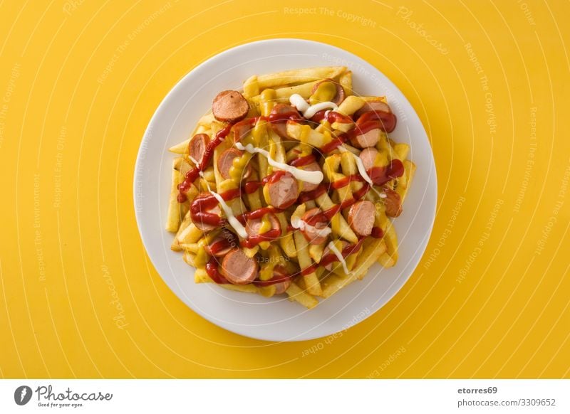 Typisch lateinamerikanischer Salchipapa. Abendessen Fastfood Fett Lebensmittel Foodfotografie Pommes frites Fries Ketchup Mittagessen Mayo mischen Senf okate