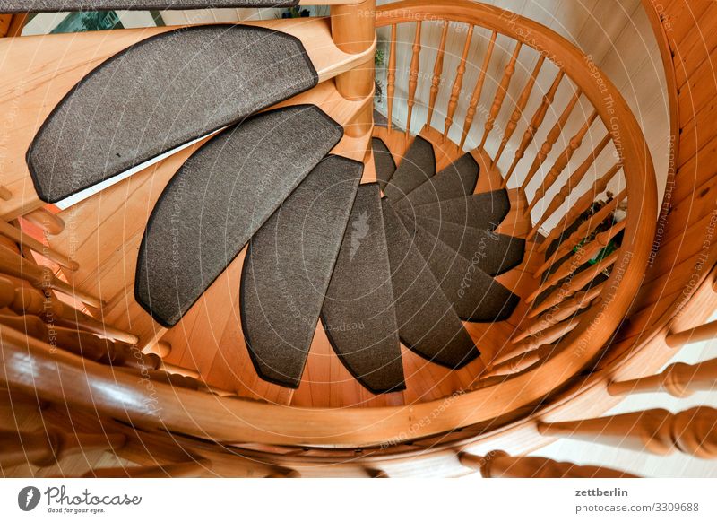 Wendeltreppe Treppe Holz Holzleiter Niveau aufsteigen Abstieg Teppich rund Spirale Geländer Treppengeländer Haus Wohnhaus Ferienhaus Etage