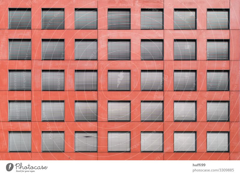 Rote Fassade mit sehr viele Fenster / Jalousien, einem Wasserhahn und einem Knick Gebäude Mauer Wand Linie ästhetisch außergewöhnlich einfach elegant modern