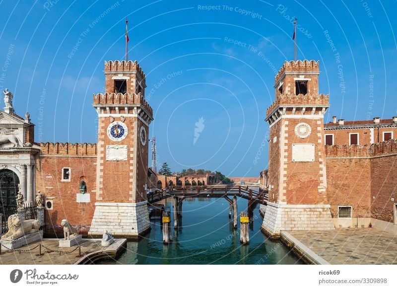 Historische Gebäude in der Altstadt von Venedig in Italien Erholung Ferien & Urlaub & Reisen Tourismus Haus Wasser Wolken Stadt Brücke Turm Architektur Fassade