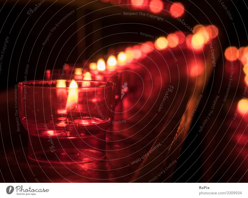 Kerzen in einer Kirche. Lifestyle Design Gesundheit Erholung Meditation Bildung Erwachsenenbildung Kunst Stadt Dom authentisch Gebet Religion & Glaube