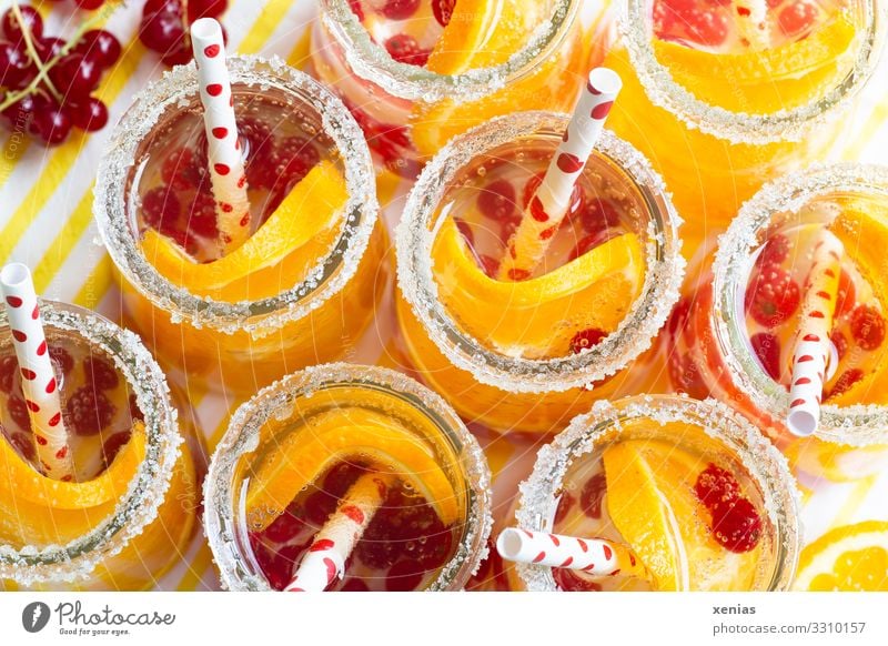 500 / leckere Getränke mit Orange und Johannisbeeren für alle Frucht Zucker Bioprodukte Vegetarische Ernährung Erfrischungsgetränk Trinkwasser Glas Trinkhalm