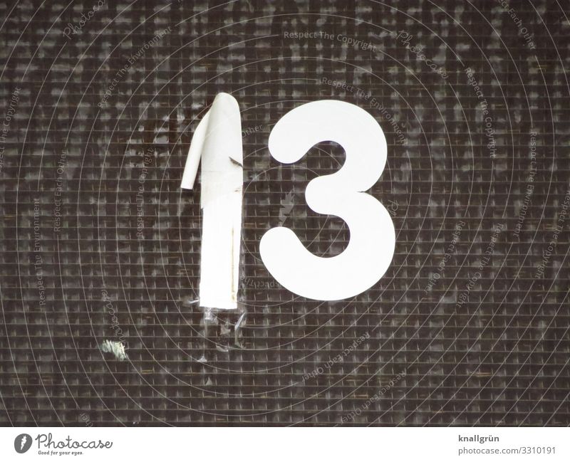 13 Etikett Ziffern & Zahlen Kommunizieren kaputt schwarz weiß Stadt Hausnummer Drahtglas Fensterscheibe Schwarzweißfoto Außenaufnahme Menschenleer