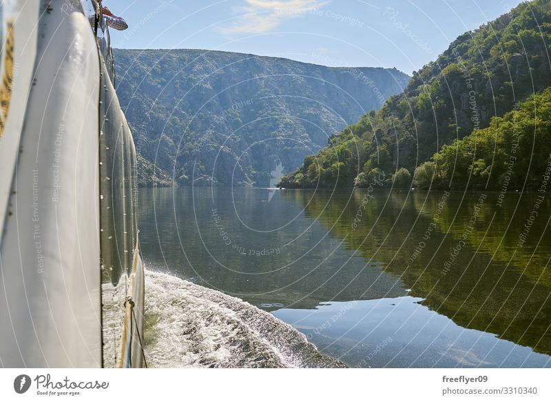 Blick auf die Sil Canions vom Fluss aus schön Ferien & Urlaub & Reisen Sommer Natur Landschaft Himmel Wald Bootsfahrt Passagierschiff Fähre Fischerboot