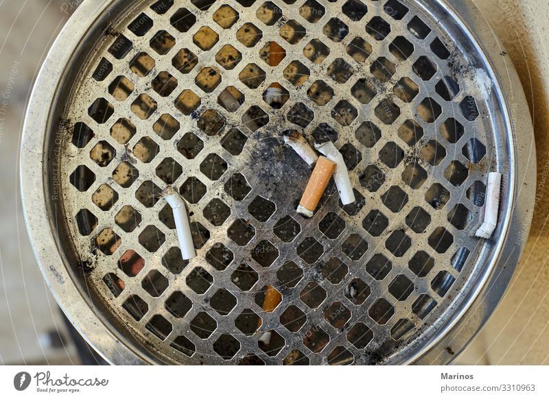 Nahaufnahme eines großen Aschenbechers mit heruntergefallenen Zigaretten. Krankheit stehen dreckig Hintern Gesundheit Rauch ungesund Sucht Krebs Müll Tabak