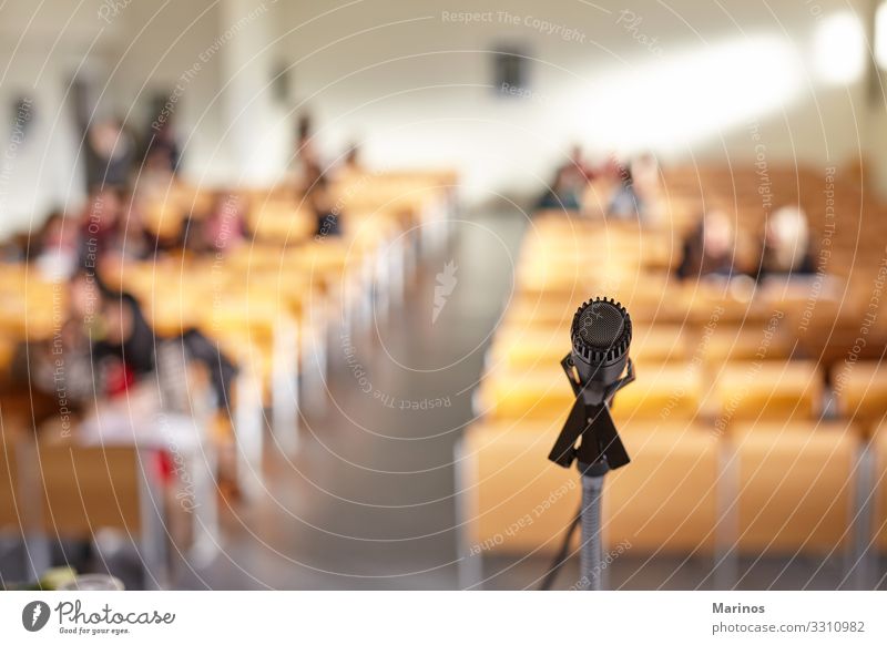 Nahaufnahme des Mikrofons im Lehrsaal der Universität. Tisch Publikum Erwachsenenbildung Business Sitzung Medien Kirche Leistung Tagung Raum Öffentlich dozieren
