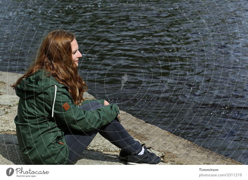 Watching the River Flow Frau sitzend schauen betrachten nachdenken Fluß Wasser nachdenklich besinnlich Gedanke friedlich ruhig fließen im Freien Yorkshire