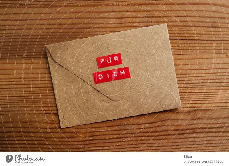 Ein Briefumschlag auf dem “Für Dich” steht Schriftzeichen Sympathie Freundschaft Liebe Wunsch Post Glückwünsche Geburtstag Postkarte Information Geschenk braun