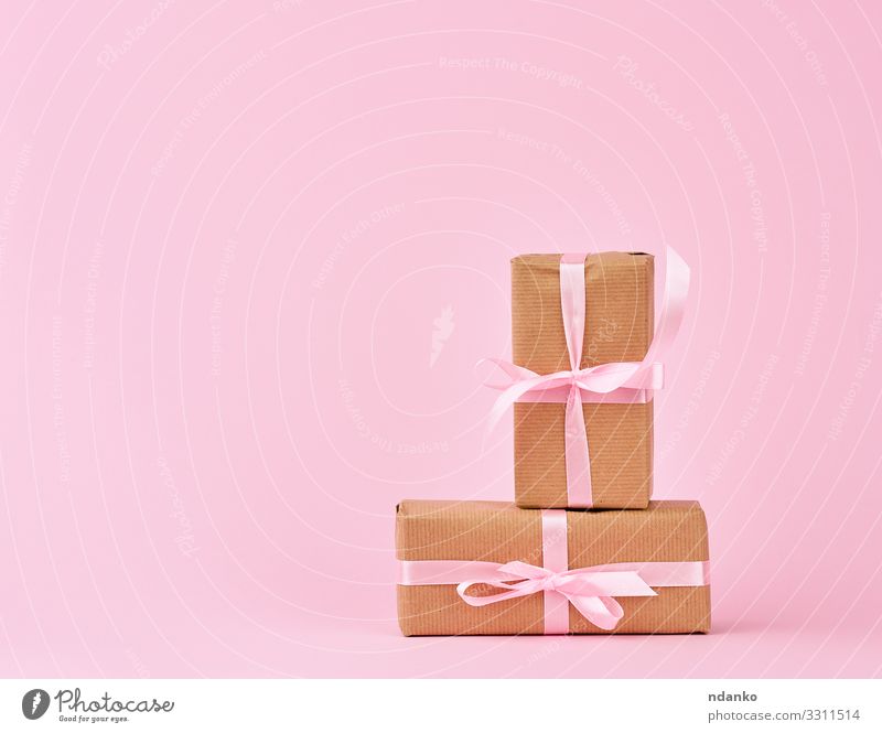 Geschenke in Schachteln, die in braunes Kraftpapier eingewickelt sind kaufen Design Feste & Feiern Geburtstag Container Papier Verpackung Paket Schnur klein
