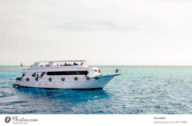 weißes Kreuzfahrt-Touristenboot auf dem Roten Meer in Ägypten Ferien & Urlaub & Reisen Tourismus Strand Entertainment tauchen Natur Landschaft Himmel Wolken