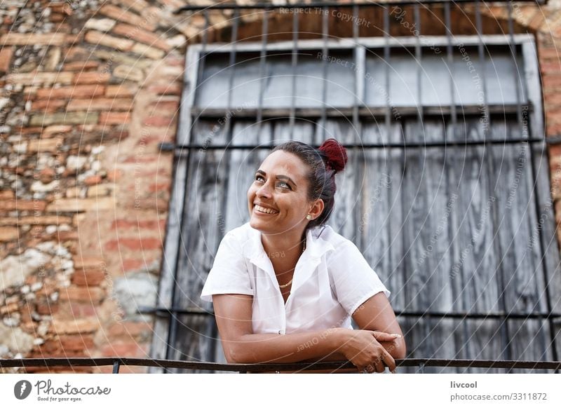 Hübsche junge Kubanerin, die sich auf ein Geländer stützt II Lifestyle Glück Leben Insel Mensch feminin Junge Frau Jugendliche Erwachsene Kopf Haare & Frisuren
