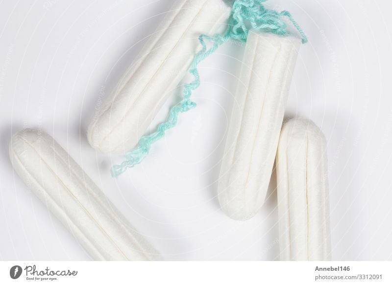 saubere Baumwolltampons isoliert auf weiß Medikament feminin Frau Erwachsene neu Sauberkeit weich Schutz Zeit Tampon Menstruation sanitär Hintergrund Schnur