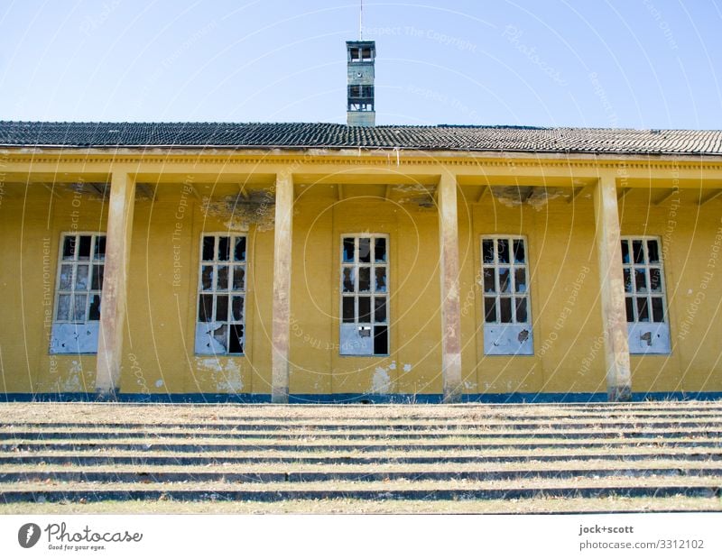 in aller Stille verloren Architektur Brandenburg Militärgebäude Sportstätten Treppe Fenster Säule Vordach authentisch historisch gelb Verschwiegenheit